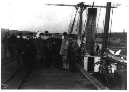 Harriman Expedition personnel posed on dock in Alaska LCCN2002706691