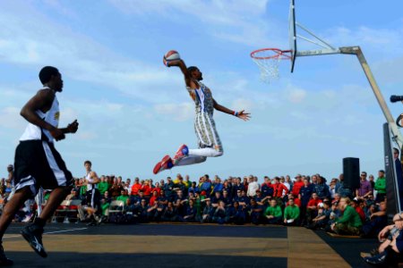 Harlem Globetrotters visit USS John C. Stennis 121207-N-OY799-1158