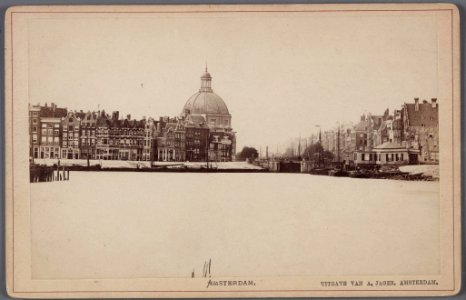 Haringpakkerij en de ingang van het Singel met de Haarlemmersluis, gezien vanaf het IJ. Thans Prins Hendrikkade 1-15 (van rechts naar links)
