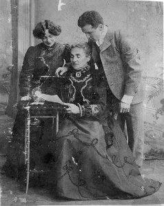 Harry Houdini, with his wife Beatrice and mother Cecilia Steiner Weiss, full-length portrait LCCN96518779