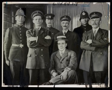 Harry K. Thaw with police and immigration officers LCCN2017648770