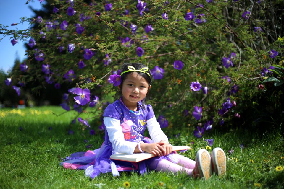 Smart little girl cute kid auckland botanic garden
