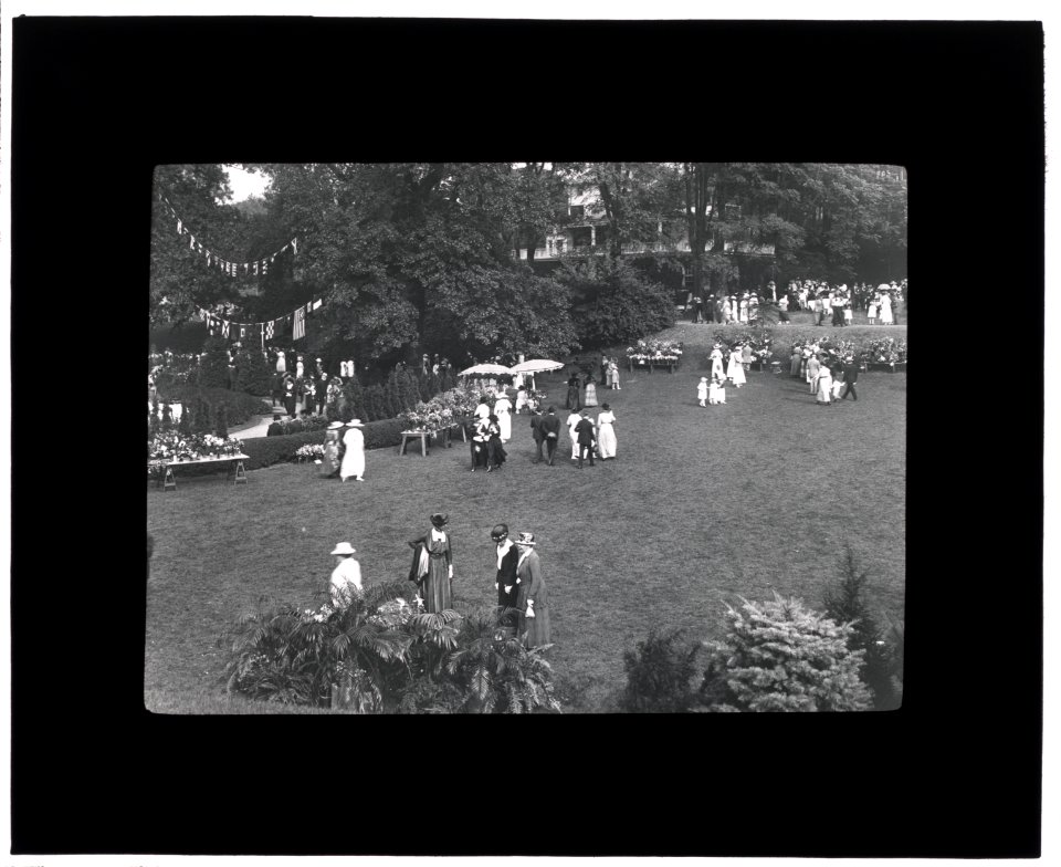 Hartsdale Train Station, Hartsdale, Bronx, New York Garden party LCCN2007685042