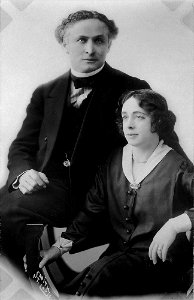 Harry and Beatrice Houdini, half-length portrait, seated LCCN96518842 photo