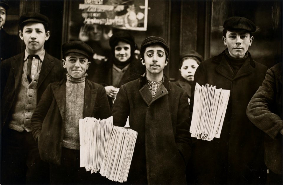 Hartford Newsboys by Lewis Hine, 1909