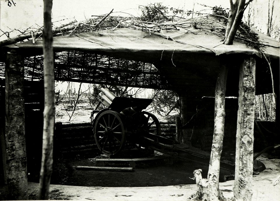 Haubitze der schweren Feldhaubitzbatterie 3-15 westlich Stanislau, 19.April 1917. (BildID 15590422)
