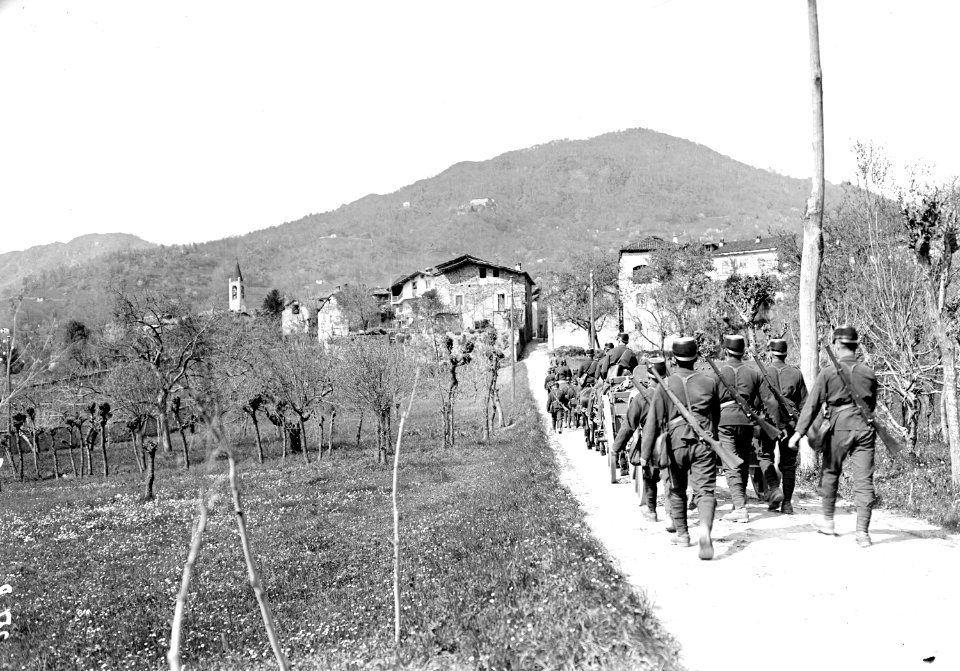 Haubitzen Batterie auf dem Marsch Richtung Ponte Capriasca - CH-BAR - 3239552