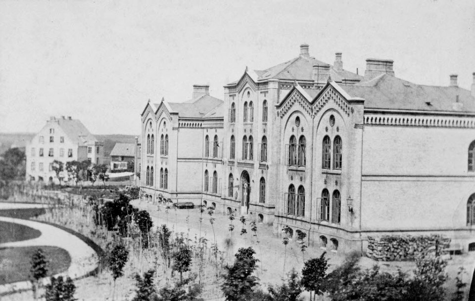 Hauptgebäude der Akademischen Heilanstalten mit der Medizinischen und Chirurgischen Klinik an der Hegewischstraße (Kiel 44.733)