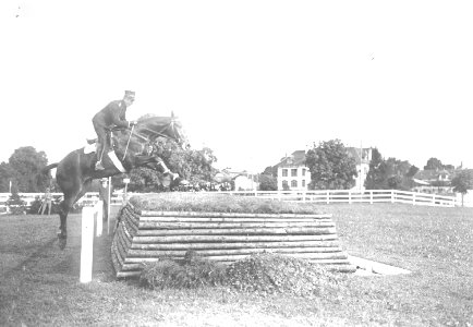 Hauptmann Haceius am Talus - CH-BAR - 3239785