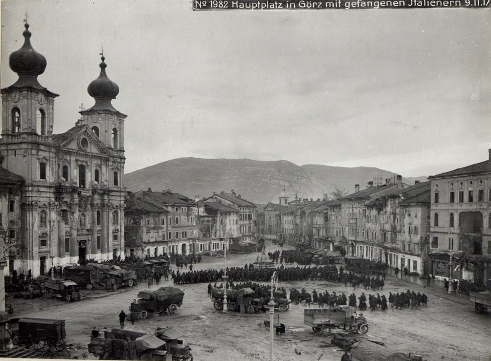 Hauptplatz in Görz mit gefangenen Italienern 9.11.17. (BildID 15610701)