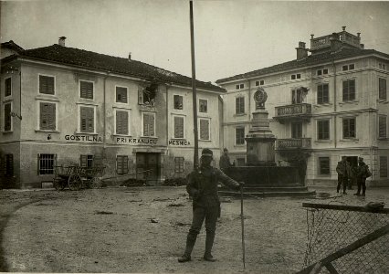 Hauptplatz in Tolmein mit beschossenen Häusern. (BildID 15465705)