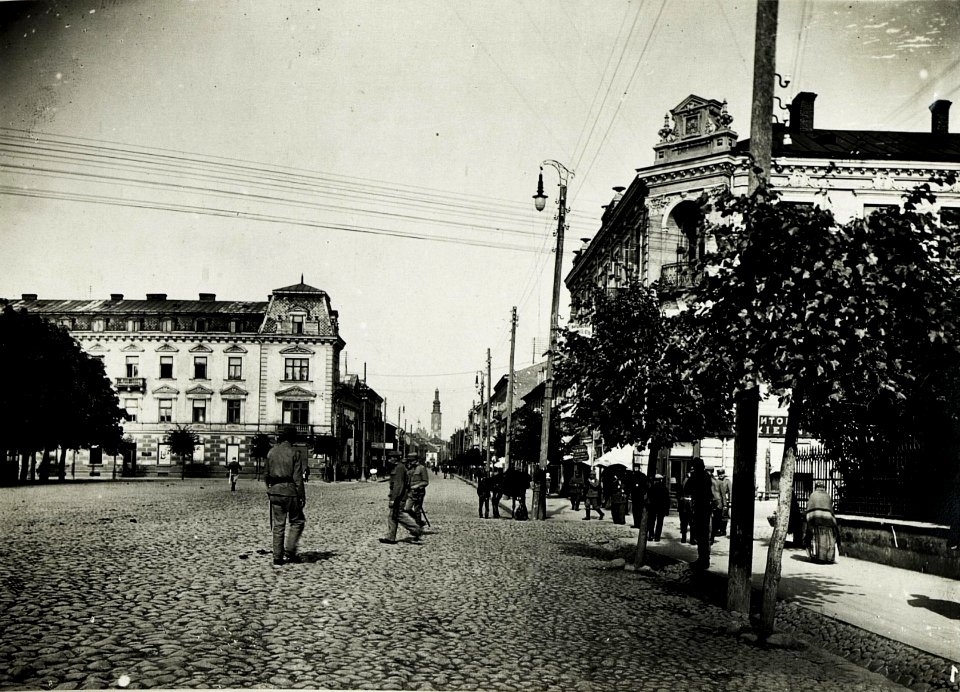 Hauptplatz Radom, links Park zur russischen Kirche, rechts Eisengeländer zum Park des Armeekommandos General der Infanterie von Kövess. (BildID 15590190)