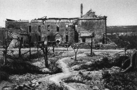 Hauptverbandplatz in einem zerschossenen Schloss bei Esnes