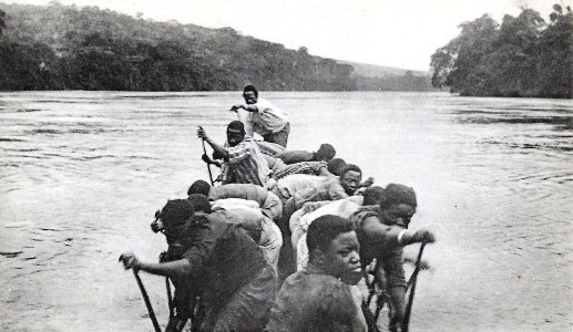 Haut Ogooué-Piroguiers Adoumas en action (cropped)