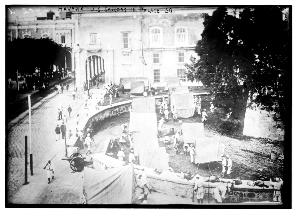 Havana - U.S. Sailors in Palace Sq. LCCN2014690412