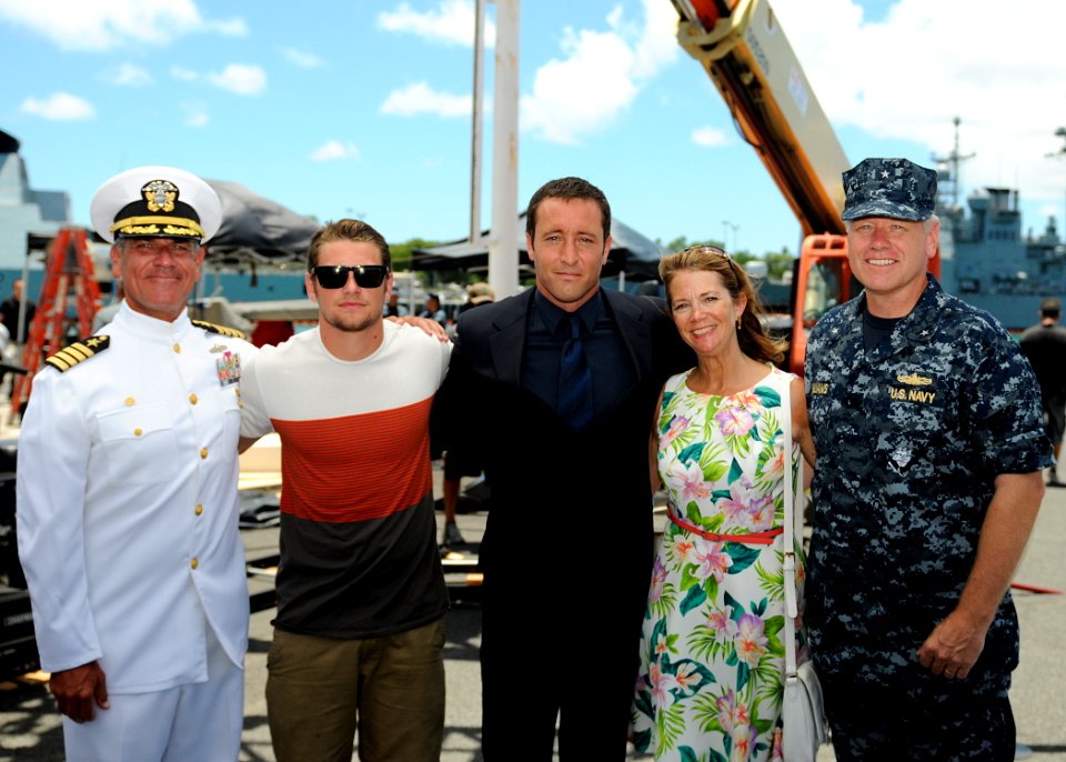 Hawaii 5-0 visit 130805-N-ZK021-001