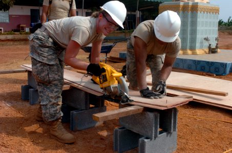 Hawaii National Guard and Thai marines cut wood