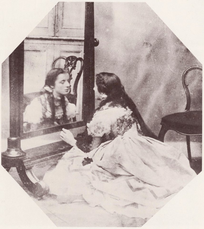 Hawarden, Clementina - Auf dem Boden sitzendes Mädchen, das in den Spiegel blickt (Zeno Fotografie)