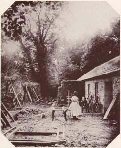 Hawarden, Clementina - Ein Mädchen im Hof eines Schreiners (Zeno Fotografie)