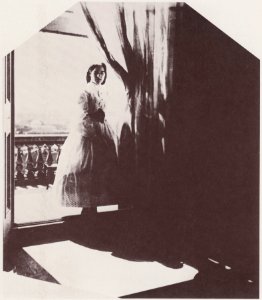 Hawarden, Clementina - Ein Fräulein in der Türschwelle zum Balkon (Zeno Fotografie)