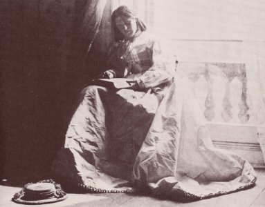 Hawarden, Clementina - Fräulein am Fenster, mit Buch im Schoß (Zeno Fotografie)