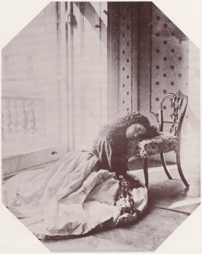 Hawarden, Clementina - Fräulein auf dem Boden sitzend, den Kopf auf einem Stuhl (Zeno Fotografie)