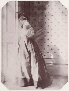 Hawarden, Clementina - Fräulein mit dem Kopf gegen die Wand gestützt (Zeno Fotografie)