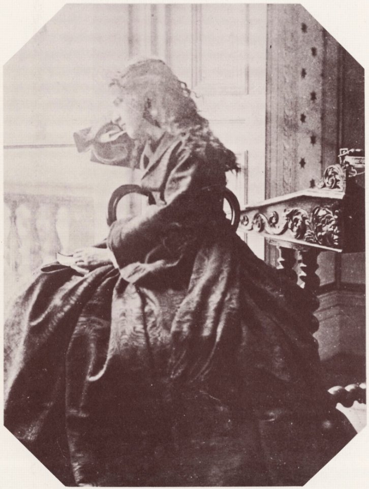 Hawarden, Clementina - Fräulein am Schreibtisch aus dem Fenster blickend (Zeno Fotografie)