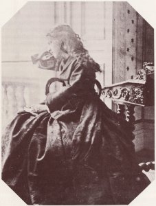 Hawarden, Clementina - Fräulein am Schreibtisch aus dem Fenster blickend (Zeno Fotografie)