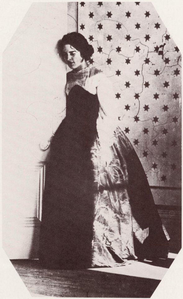 Hawarden, Clementina - Fräulein sich an die Wand lehnend (Zeno Fotografie)