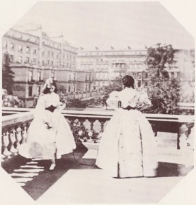 Hawarden, Clementina - Zwei Fräulein auf dem Balkon (1) (Zeno Fotografie)