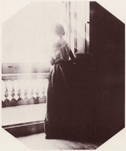 Hawarden, Clementina - Stehende Frau am Fenster (Zeno Fotografie)