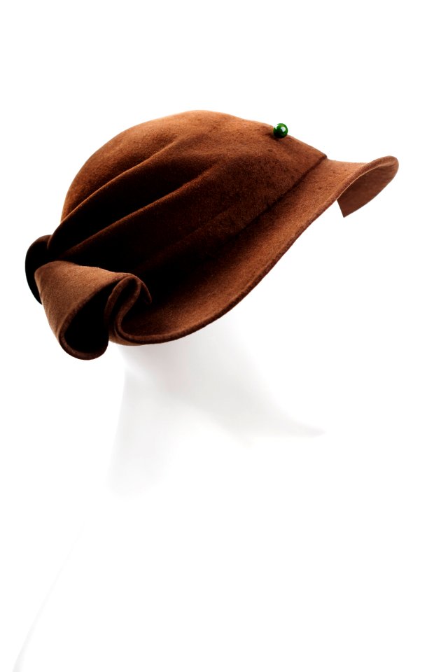 Hatt med hattnål. Foto till boken: Ett sekel av dräkt och mode ur de Hallwylska samlingarna - Hallwylska museet - 89349