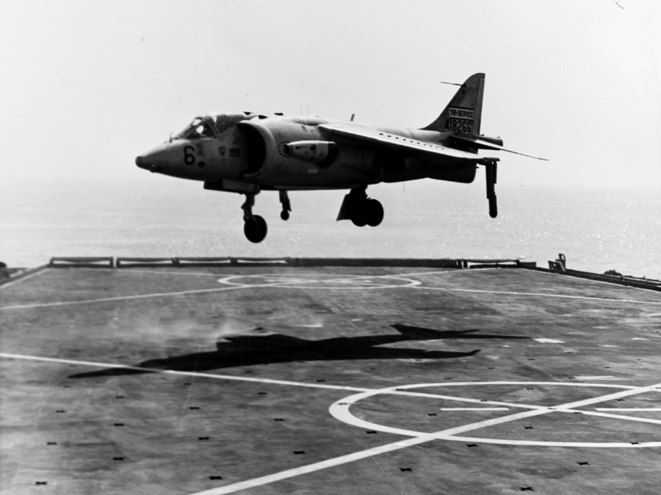 Hawker Siddeley XV-6A Kestrel takes off from USS Raleigh (LPD-1), in May 1966 (USN 1115757)