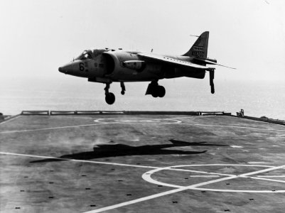 Hawker Siddeley XV-6A Kestrel takes off from USS Raleigh (LPD-1), in May 1966 (USN 1115757)