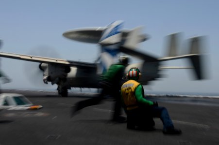 Hawkeye launches from USS Dwight D. Eisenhower. (8722867979)