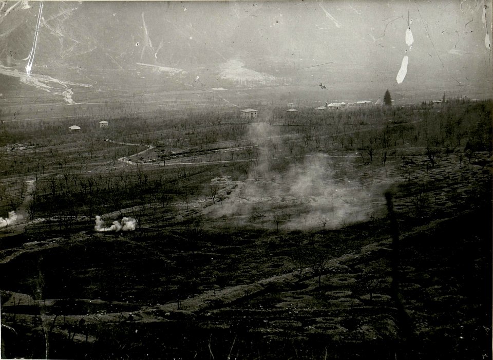 Hauptübung des Sturmkurses in Levico, Explosionen von Handgranaten und Minen (BildID 15622883)