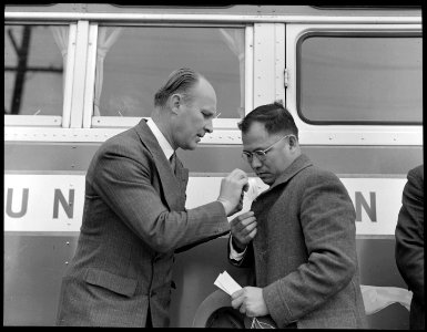Hayward, California. The Reverend John Carlos Derfelt, Baptist Minister, ties identification tag in . . . - NARA - 537498