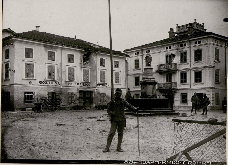 Hauptplatz in Tolmein mit beschossenen Häusern. (BildID 15736646)