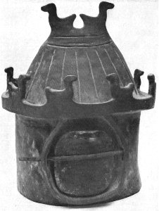 Hausurne aus Hoym (33 cm hoch)