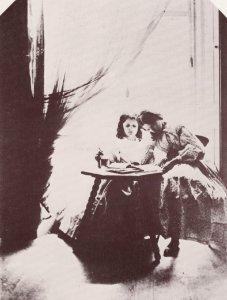 Hawarden, Clementina - Frau hilft Mädchen bei den Hausaufgaben (Zeno Fotografie)