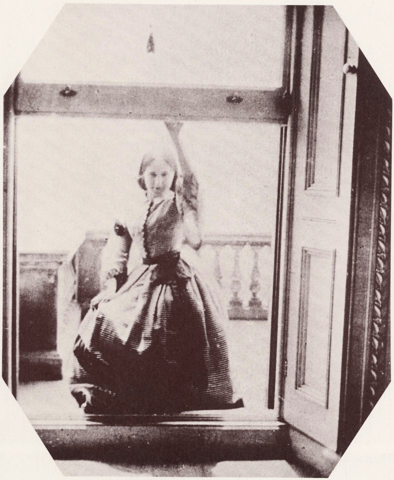 Hawarden, Clementina - Fräulein auf dem Balkon (von innen) (Zeno Fotografie)