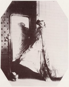 Hawarden, Clementina - Fräulein mit Besen vor dem Spiegel (Zeno Fotografie)
