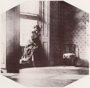 Hawarden, Clementina - Mädchen tritt vom Balkon hinein (Zeno Fotografie)