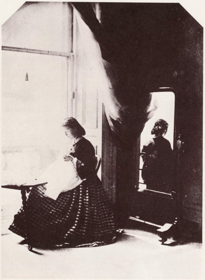 Hawarden, Clementina - Stickendes Fräulein vor einem Spiegel (Zeno Fotografie)