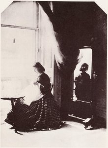 Hawarden, Clementina - Stickendes Fräulein vor einem Spiegel (Zeno Fotografie)