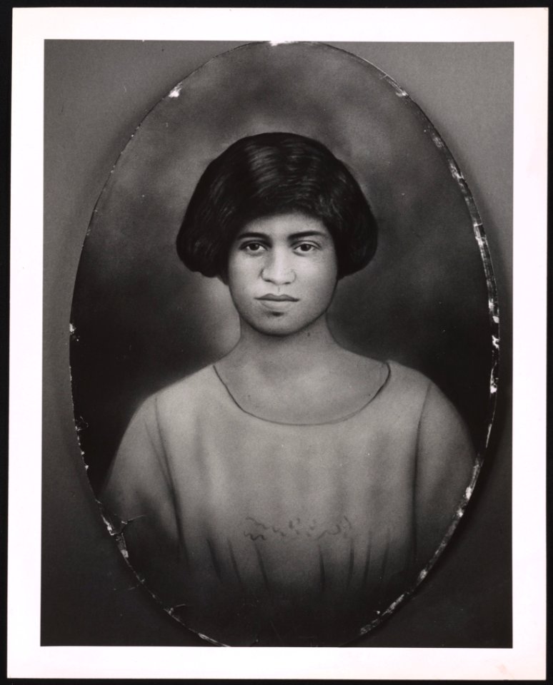 Head-and-shoulders portrait of a woman LCCN2015650138