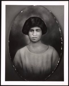 Head-and-shoulders portrait of a woman LCCN2015650138