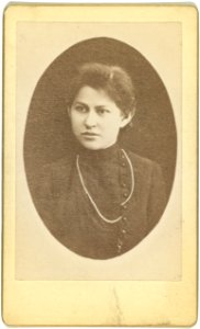 Head-and-shoulders portrait of woman, facing slightly left LCCN99615655 photo