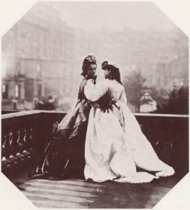 Hawarden, Clementina - Zwei Fräulein auf dem Balkon (2) (Zeno Fotografie)